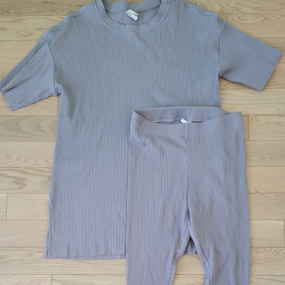 Oversized t-shirt and legging